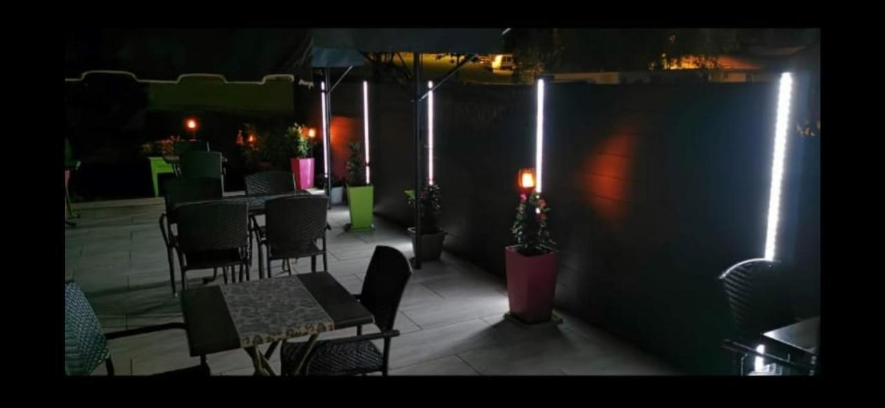 Hotel Le Bambi Baume-les-Dames Exterior foto